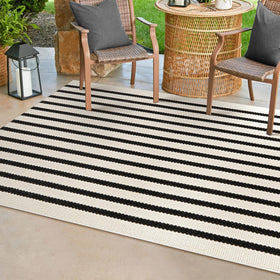 Machine-washable rug simplifies cleaning after muddy paths and seasonal debris.