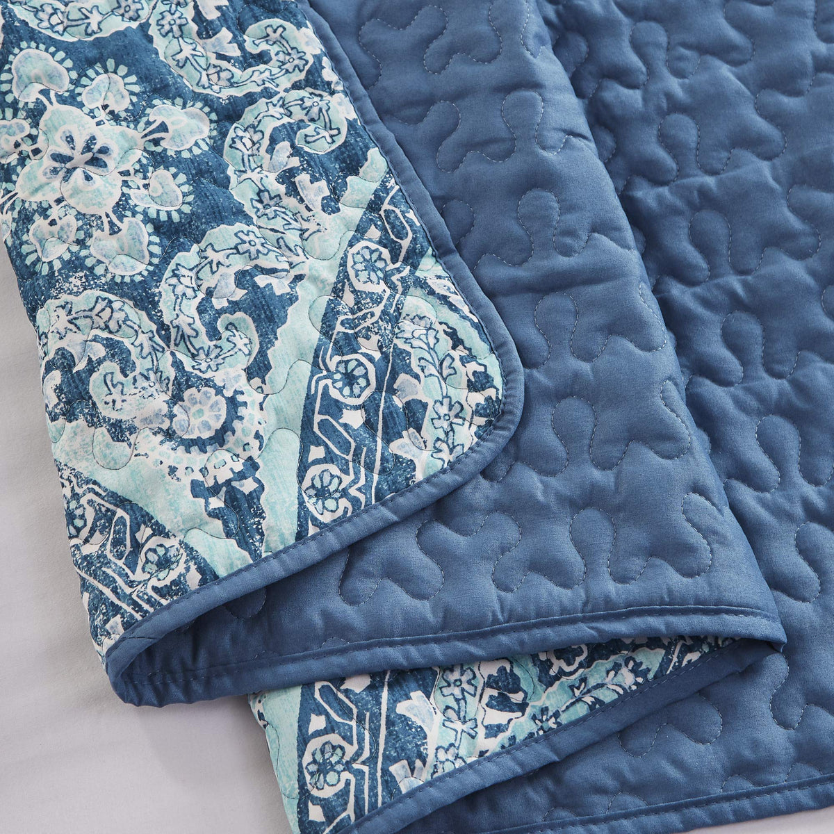 All-season lightweight fabric offers cozy warmth without bulk.