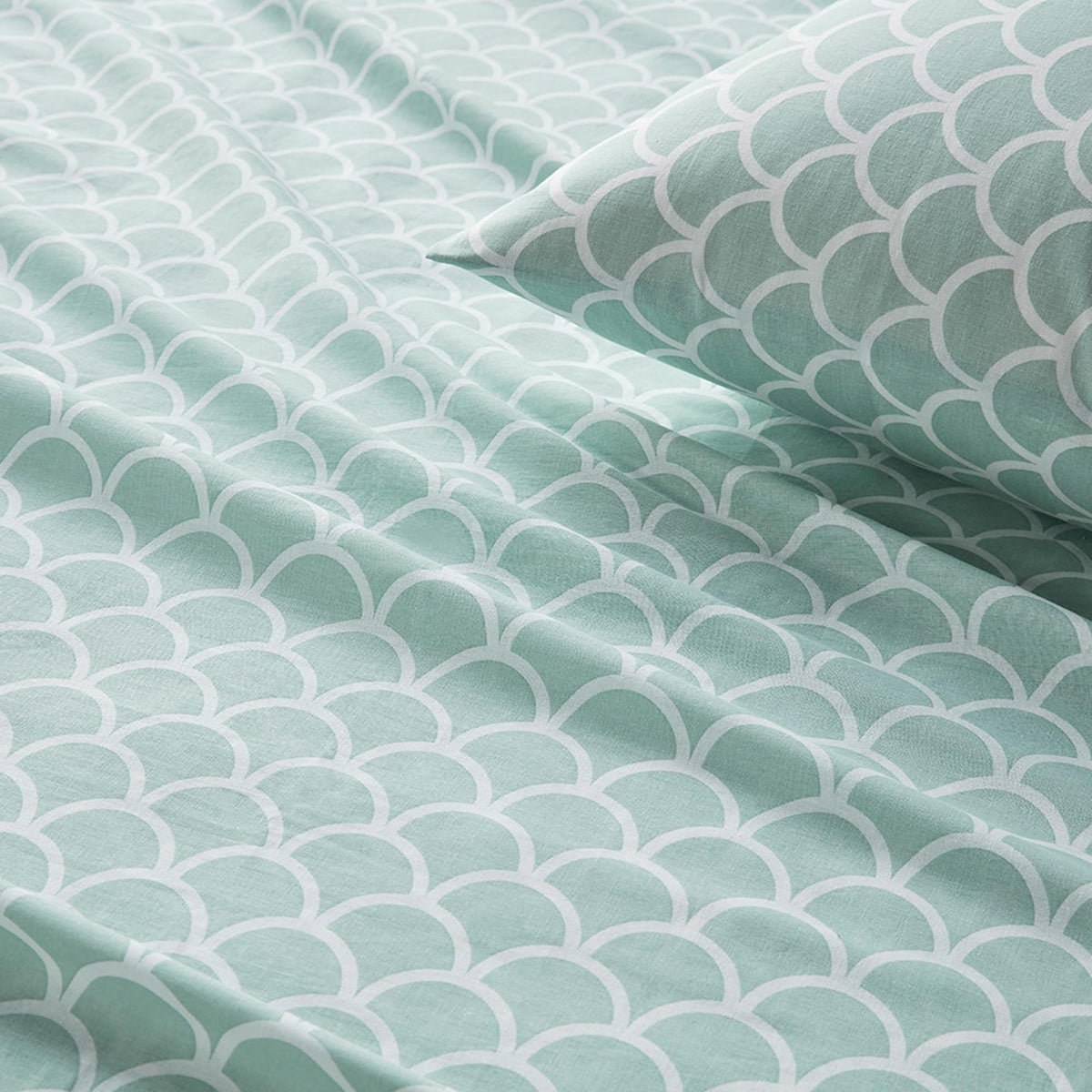 Comfort Spaces standard pillowcase included with the twin sheet set.