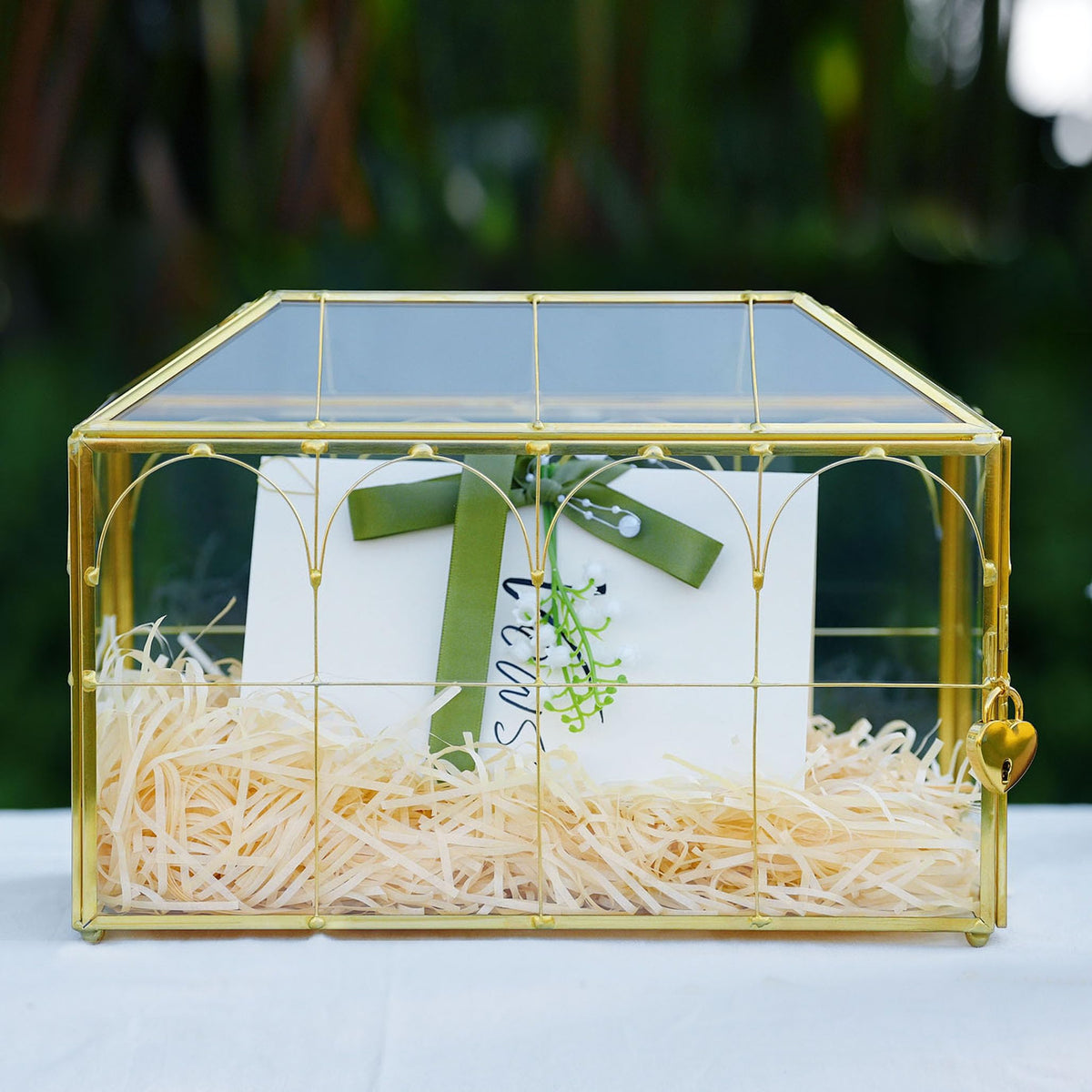 Corvanero decorative gold-brass design adds tabletop elegance to events.