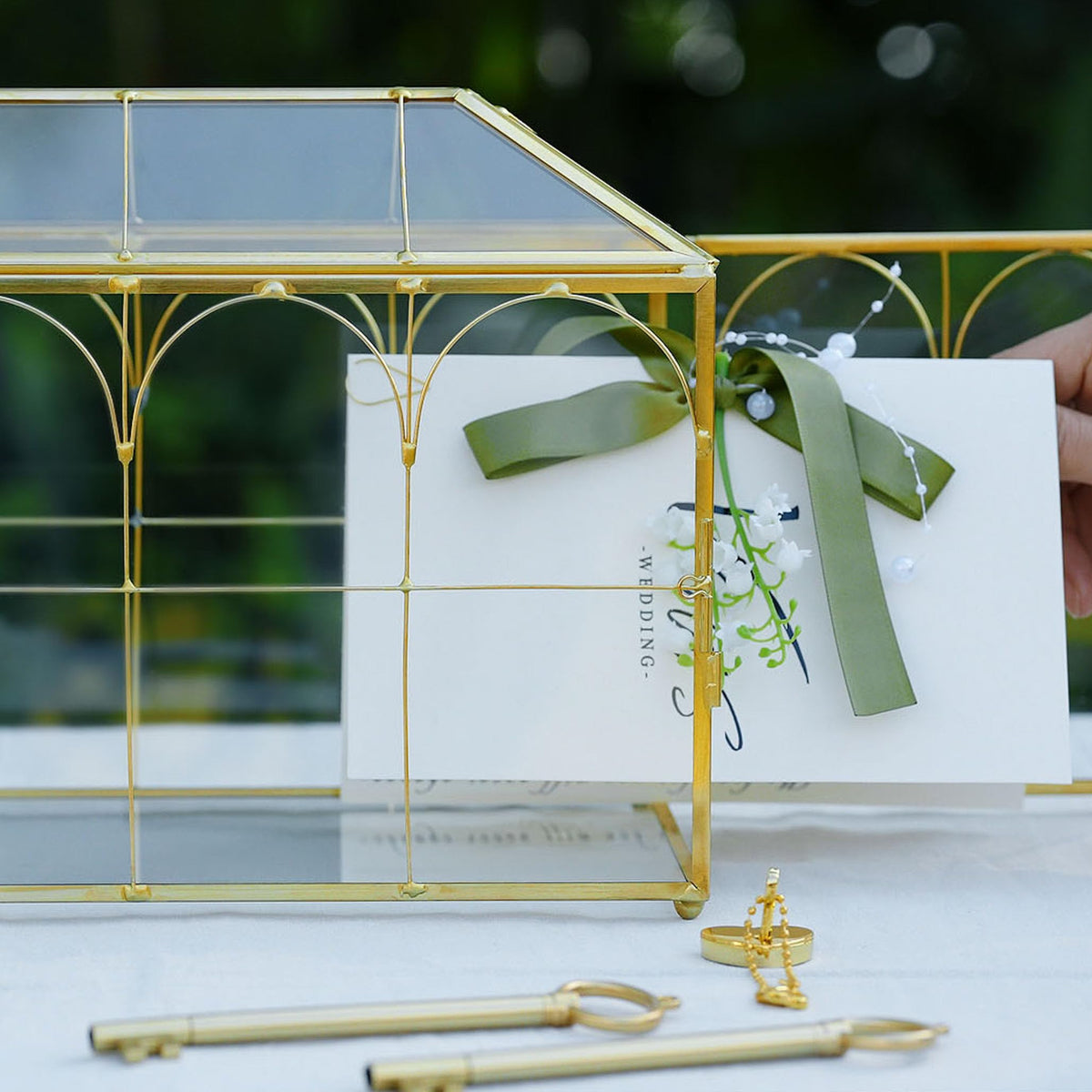 Corvanero 12.6 inch card box fits up to 150 standard cards.