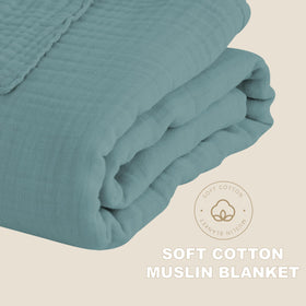 Cosy Family green blanket on couch for relaxing evenings and easy care.