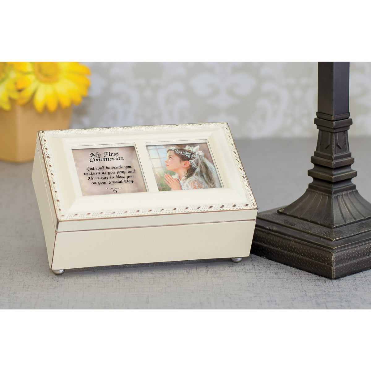 Cottage Garden gift-ready music box display supports thoughtful presentation.