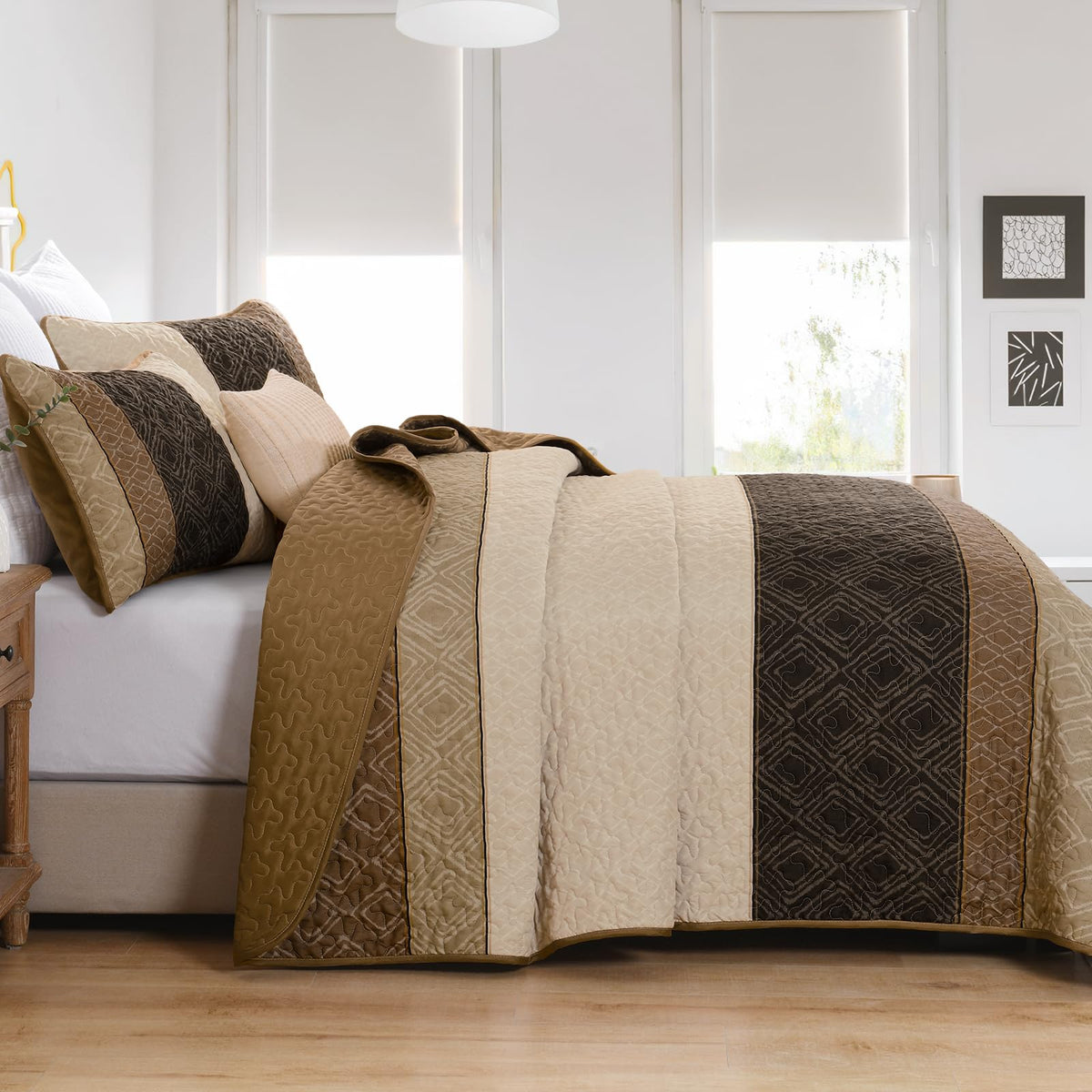 Cottolester soft, wrinkle-resistant fabric for easy care and quick refresh.