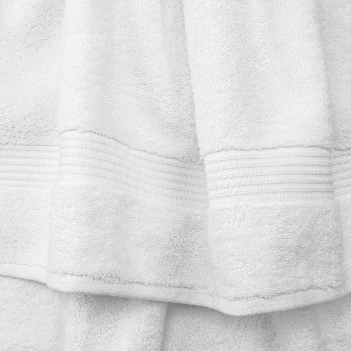 Cotton Paradise towel close-up shows soft fluffy 600gsm texture.