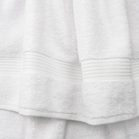 Cotton Paradise towel close-up shows soft fluffy 600gsm texture.
