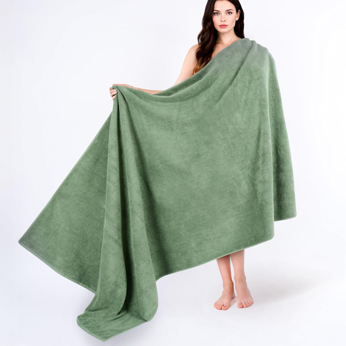 Cotton Paradise oversized bath towel 40x80 in sage green, ultra-soft and highly absorbent for daily use.