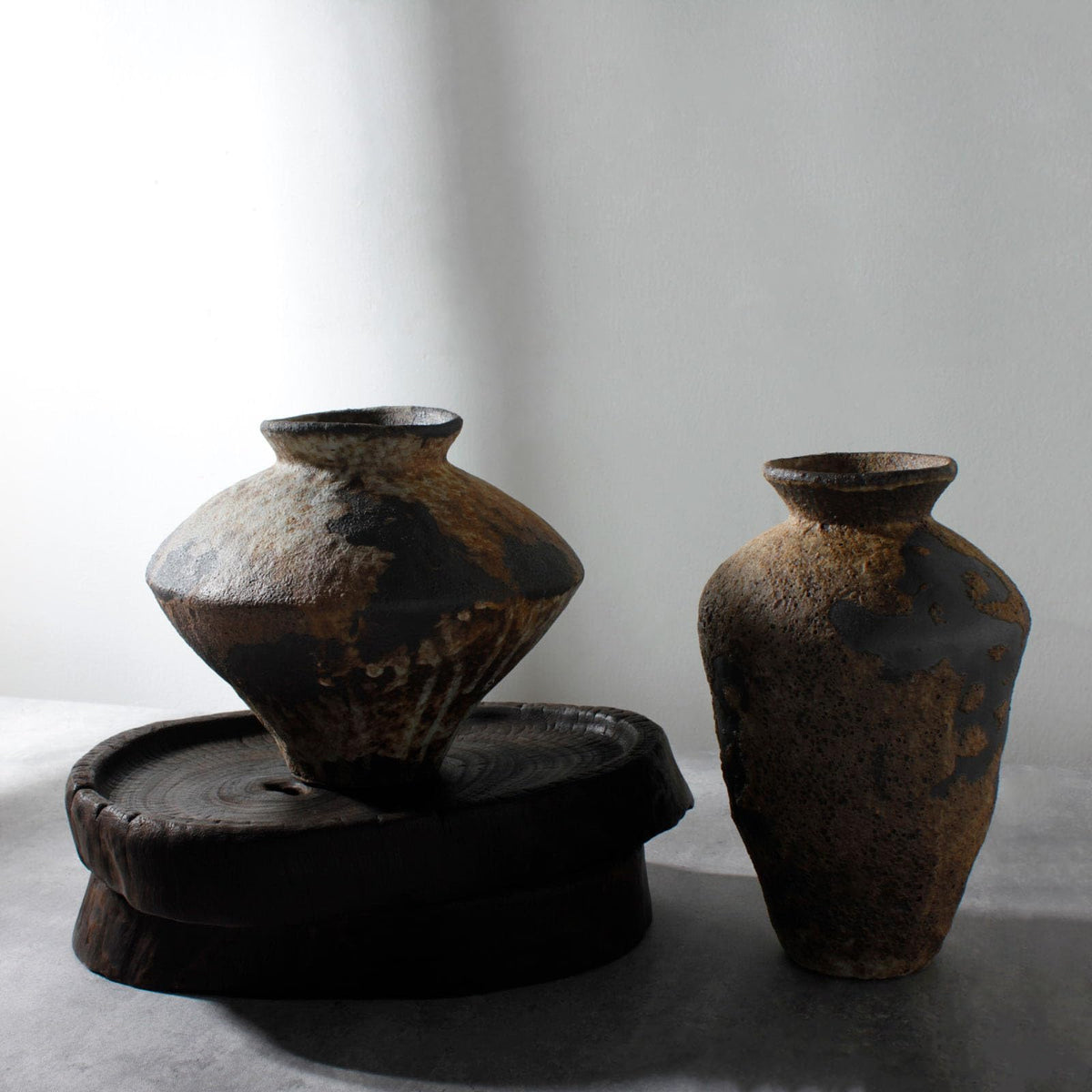 COZLIV Rusty Ceramic Vase on dining table creates a warm focal point for gatherings.