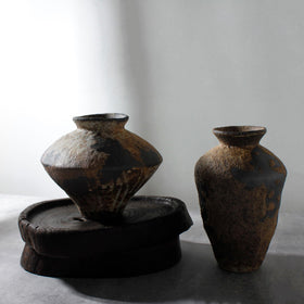 COZLIV Rusty Ceramic Vase on dining table creates a warm focal point for gatherings.