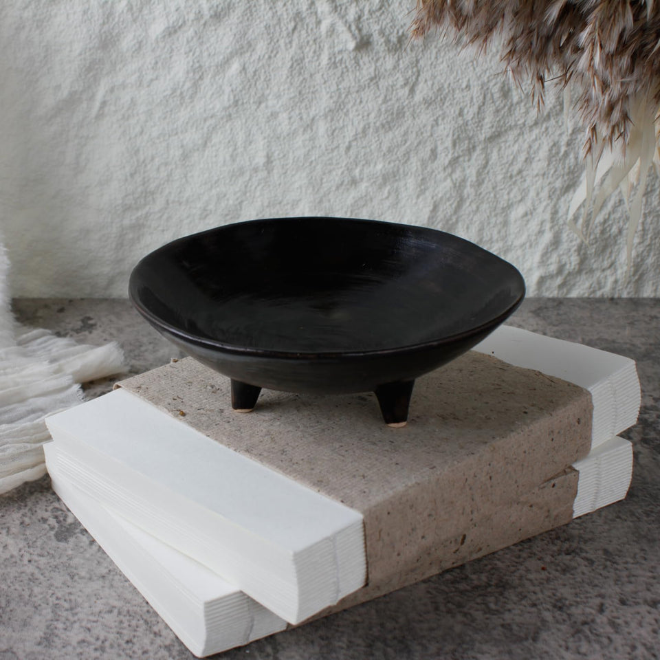 COZLIV Wabi Sabi footed bowl with tripod base for rustic shelf display