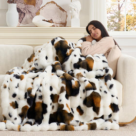 Cozy Bliss 630gsm faux rabbit fur face offers luxurious softness and warmth.