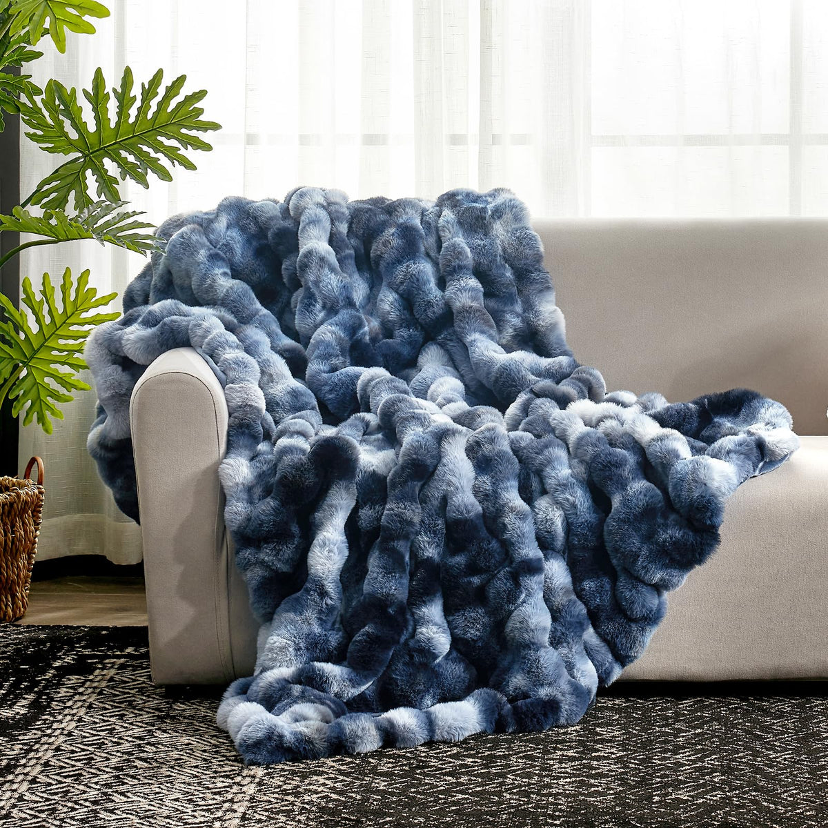 Cozy Bliss blanket shows 630gsm fluffy fur face for soft comfort