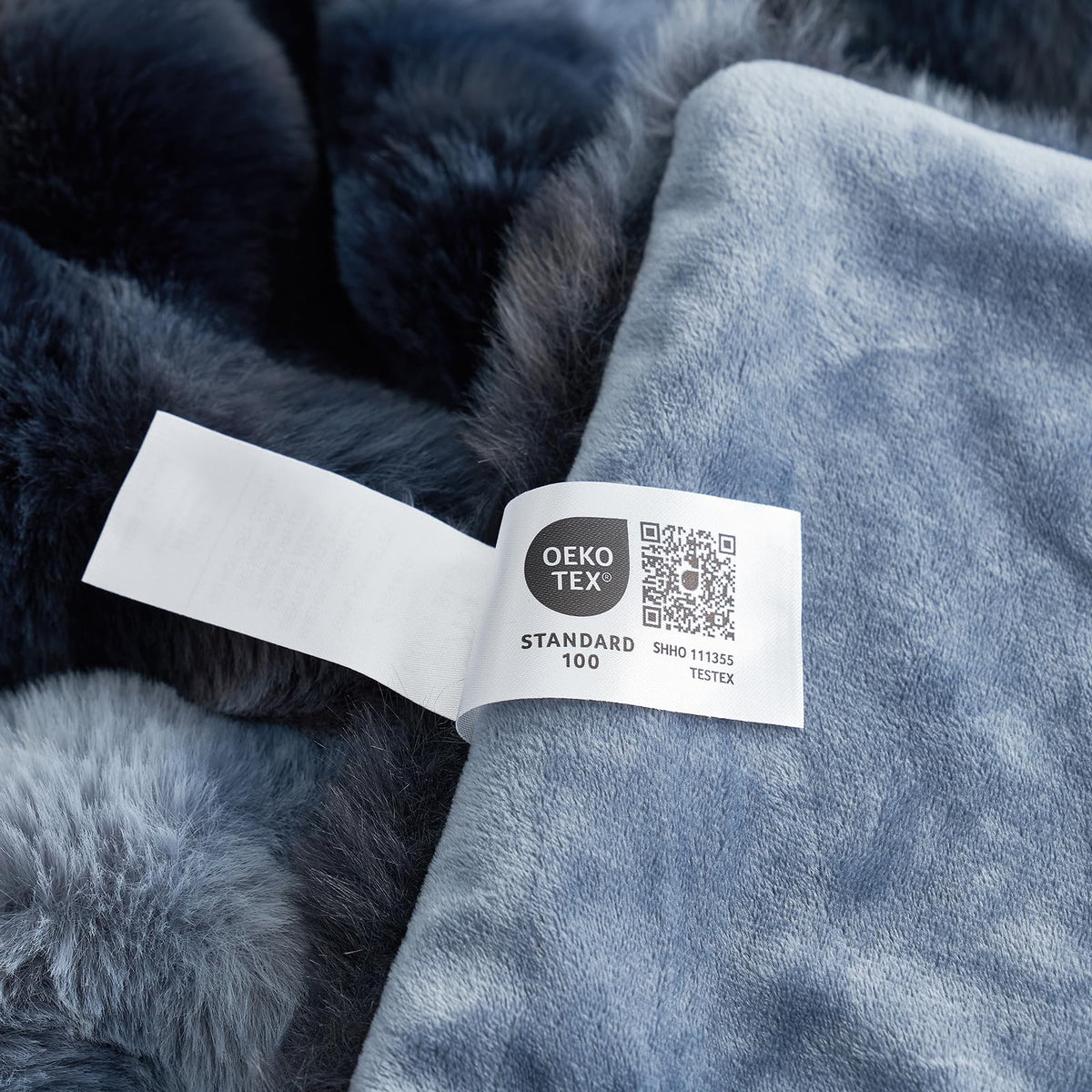Cozy Bliss packaging helps restore fluff after unpacking.