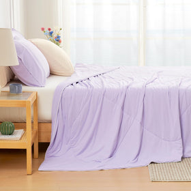Cozy Bliss Cooling Comforter stitching detail reveals durable single-needle construction.