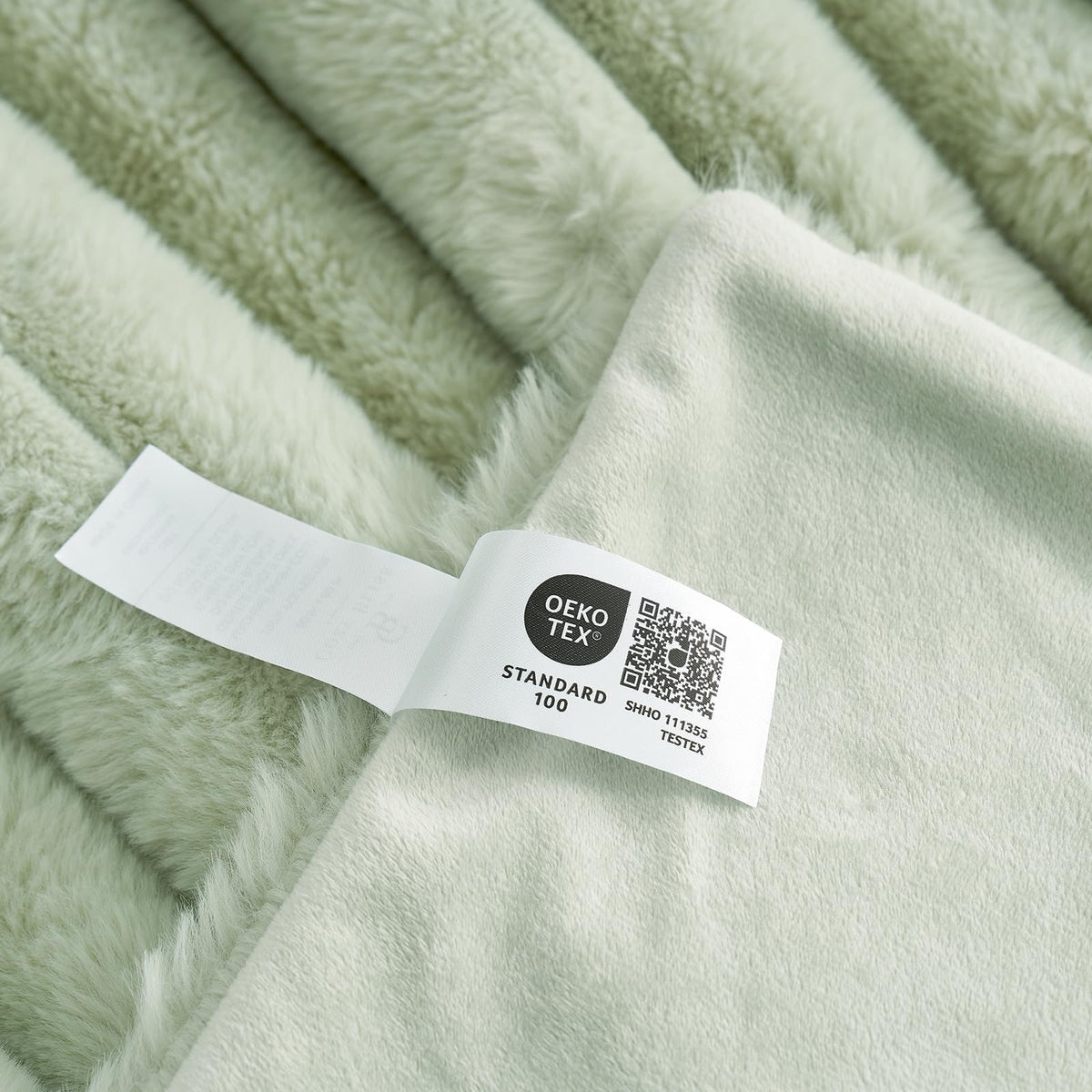 Skin-friendly Cozy Bliss blanket adds cozy evenings on sofa