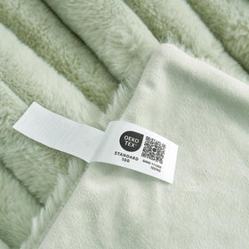 Skin-friendly Cozy Bliss blanket adds cozy evenings on sofa