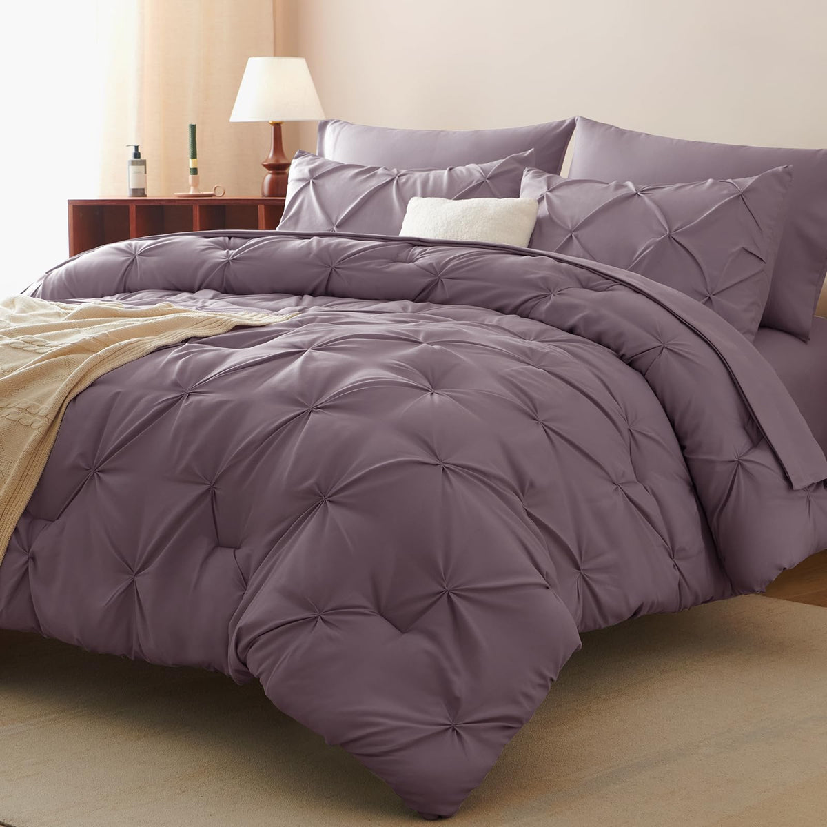 CozyLux durable stitching keeps the comforter neatly in place.