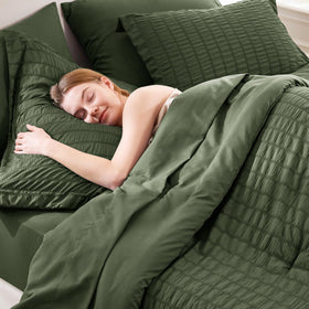 CozyLux fitted sheet with a deep-pocket fits a 14-inch mattress securely.