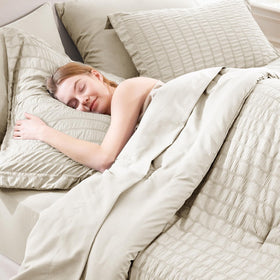 CozyLux all-season bedding emphasizes durable stitching and reliable setup