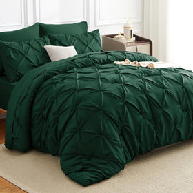 CozyLux emerald green pillowcases complement the pintuck design.