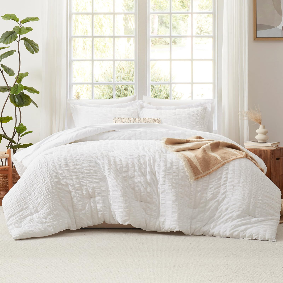 CozyLux seersucker fitted sheet deep-pocket demonstrates secure fit on tall mattresses.