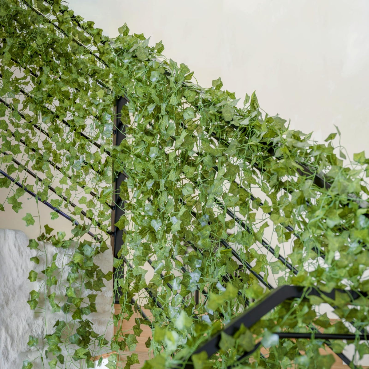 CQURE silk-plastic ivy leaves detail with soft touch.