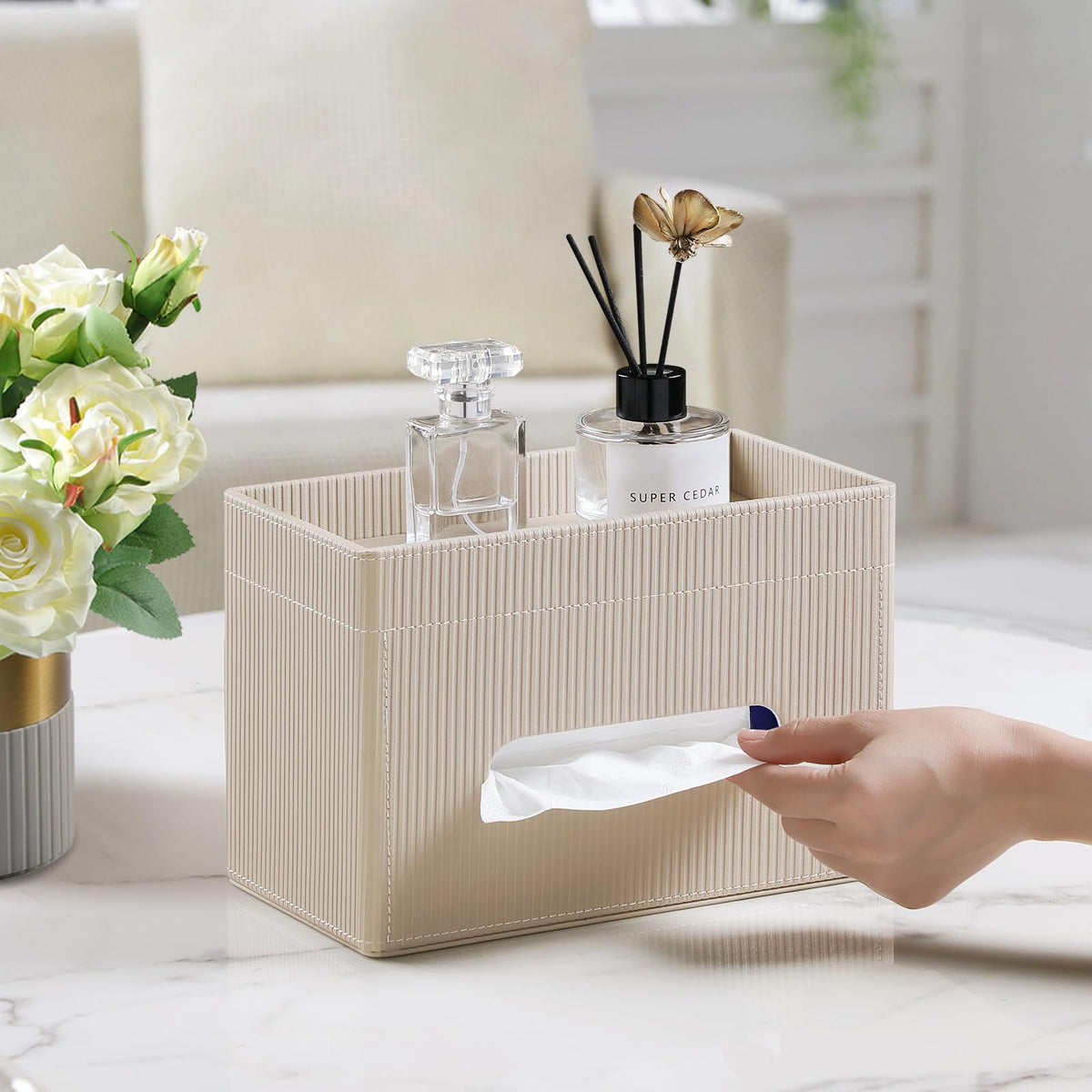 Cretkhp lid with magnet ensures easy refills and a tidy look.