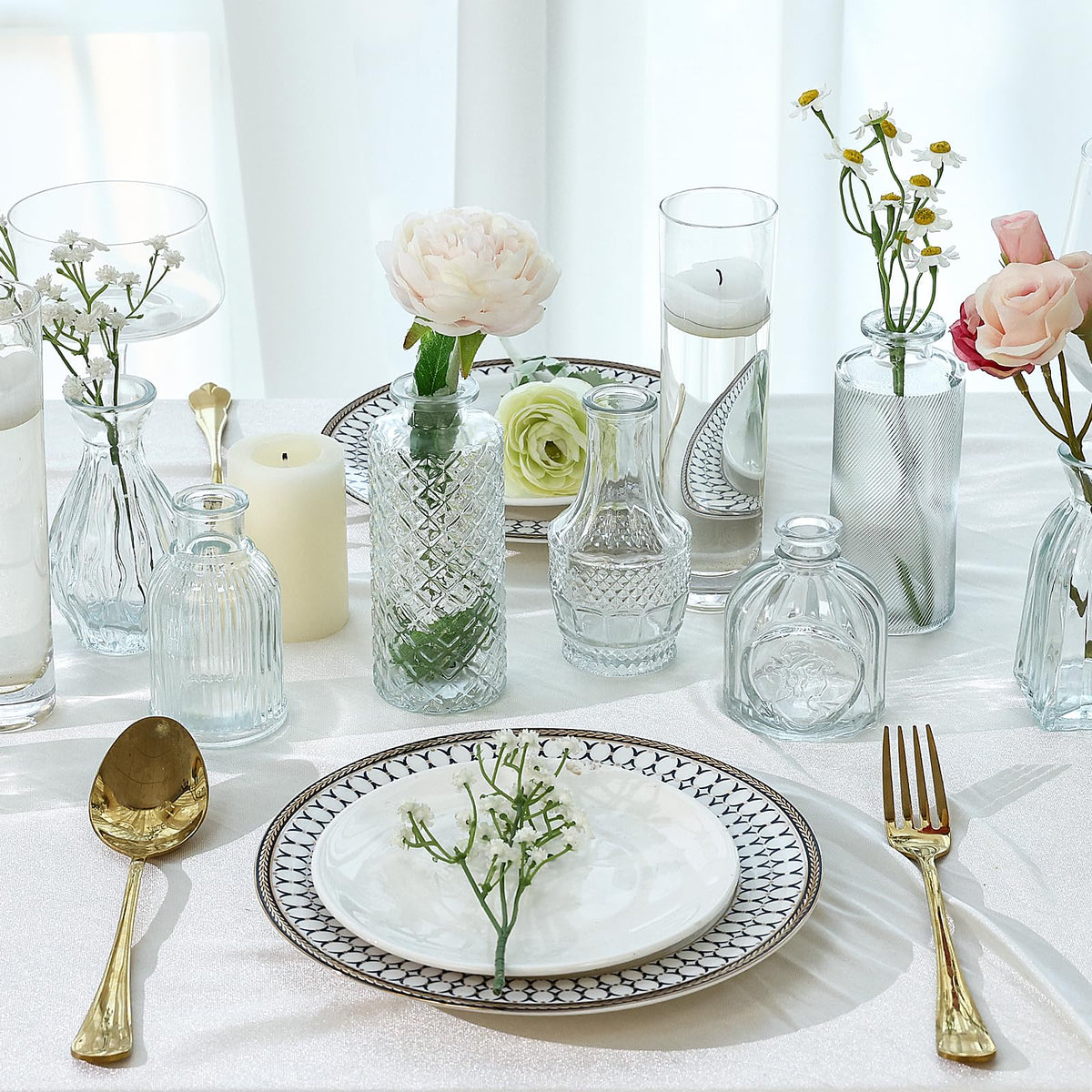 CUCUMI gift-ready glass vases offer a stylish surprise for loved ones.