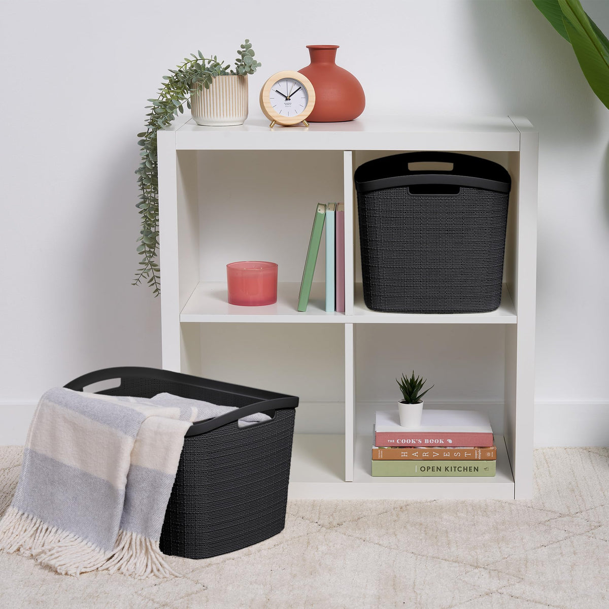 Curver XL 30.5L dimension-friendly design for shelf or vanity use