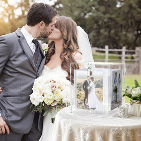 CYAOOI usage-at-wedding captures modern party setup and guest gift table.
