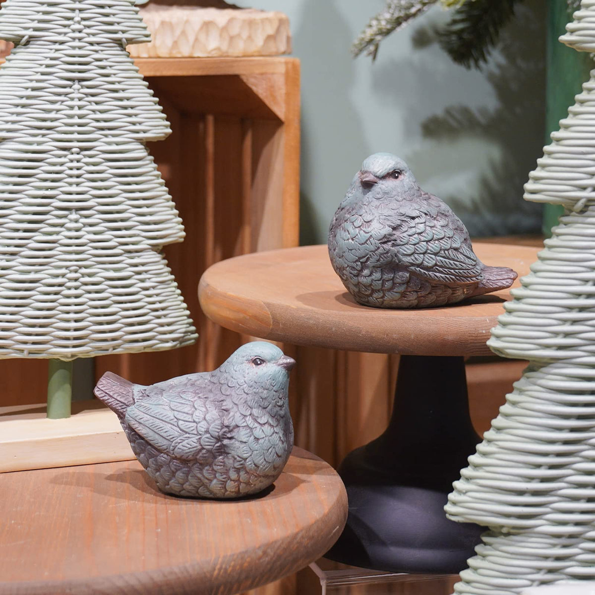 Cynkeyee resin birds create focal points on desks.