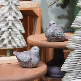 Cynkeyee resin birds create focal points on desks.