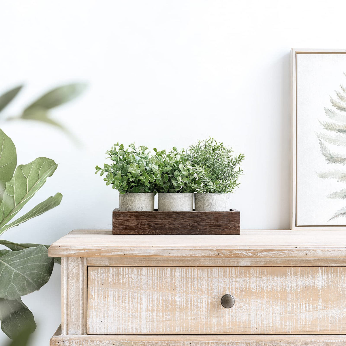 Dahey artificial eucalyptus leaves look lifelike for everyday decor.
