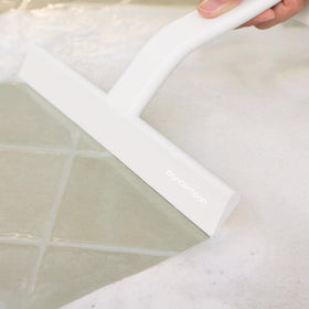 dancemoon JustHang cleans windows and tiles with a light touch.
