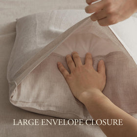 DAPU hidden zipper closure detail keeps the duvet secure during use.