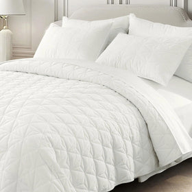 DAWNDIOR oversized king corduroy quilt set on bed with ample coverage.