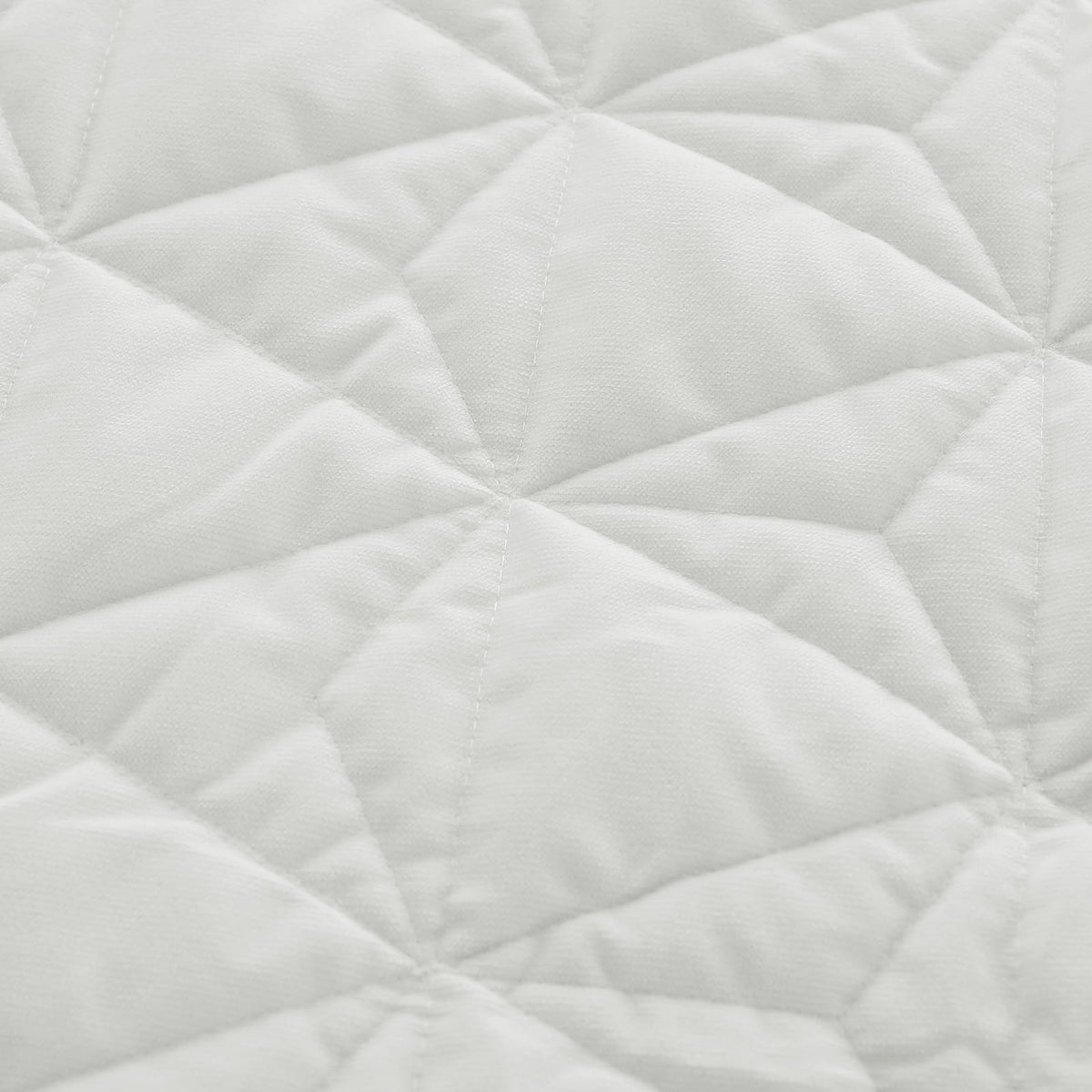 DAWNDIOR cream-white bedroom styling complements modern decor.