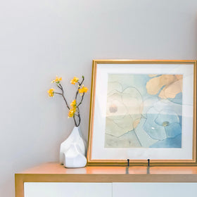 Decolore decorative plate display easel for plates and photos.