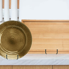 Decolore stable stand with four-point contact prevents tipping.