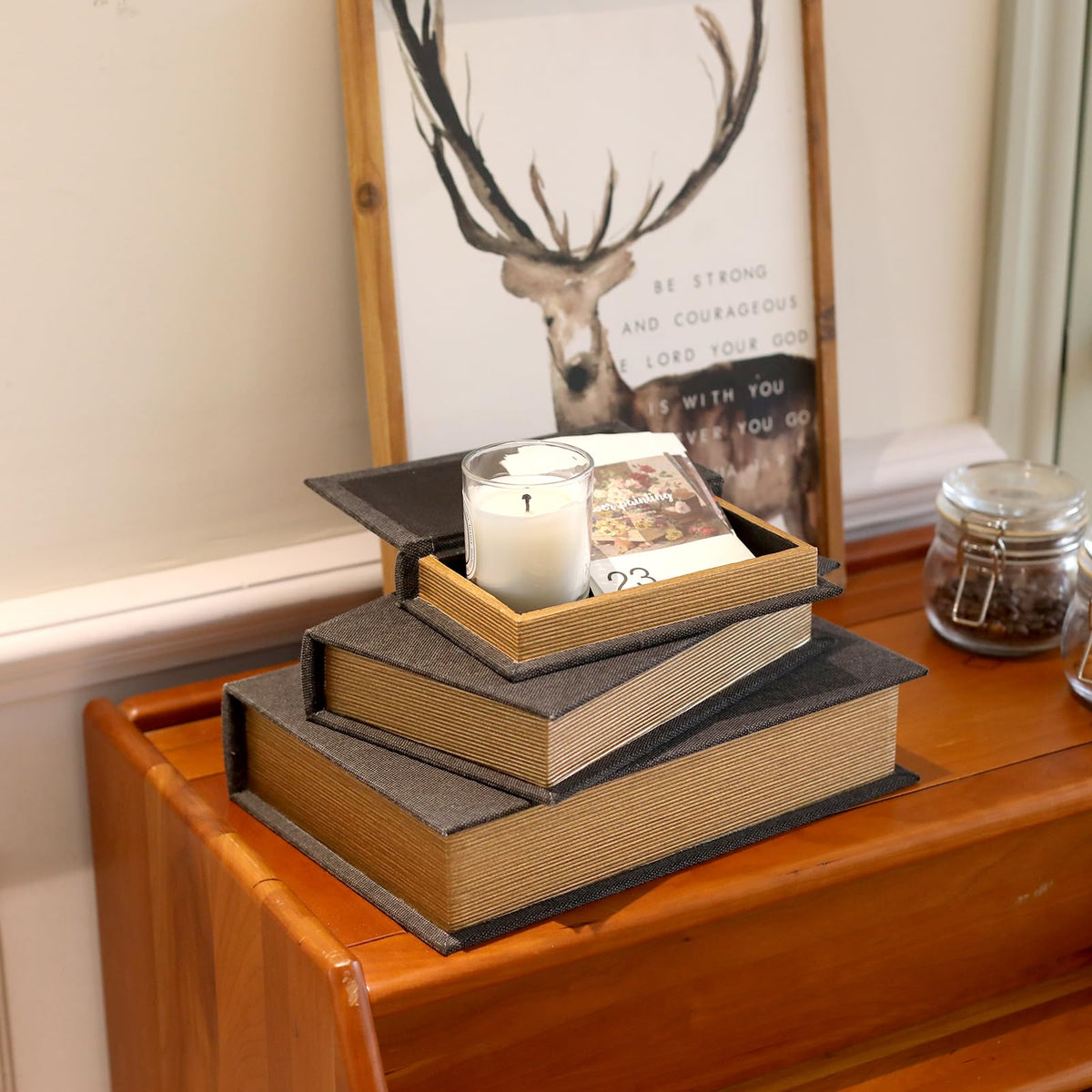 DECOR4SEASON gravity flip-top hinge provides smooth access.