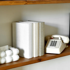 DECOR4SEASON living-room display enhances style while providing practical storage options