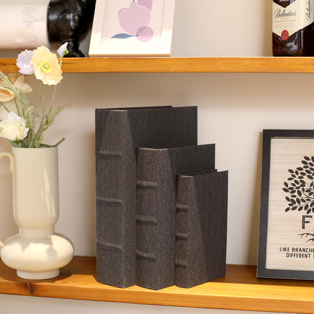 DECOR4SEASON soft black interior lining protects delicate valuables.