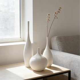 DecoVlog white ceramic vase set of 3 front view with varied heights for balanced centerpieces.