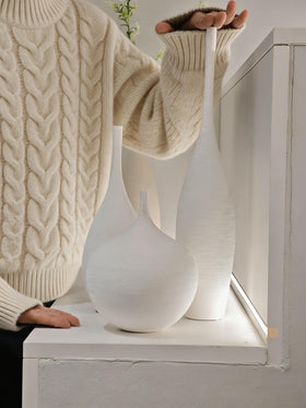 Gift-ready DecoVlog vase set with clean white aesthetic for weddings or anniversaries.