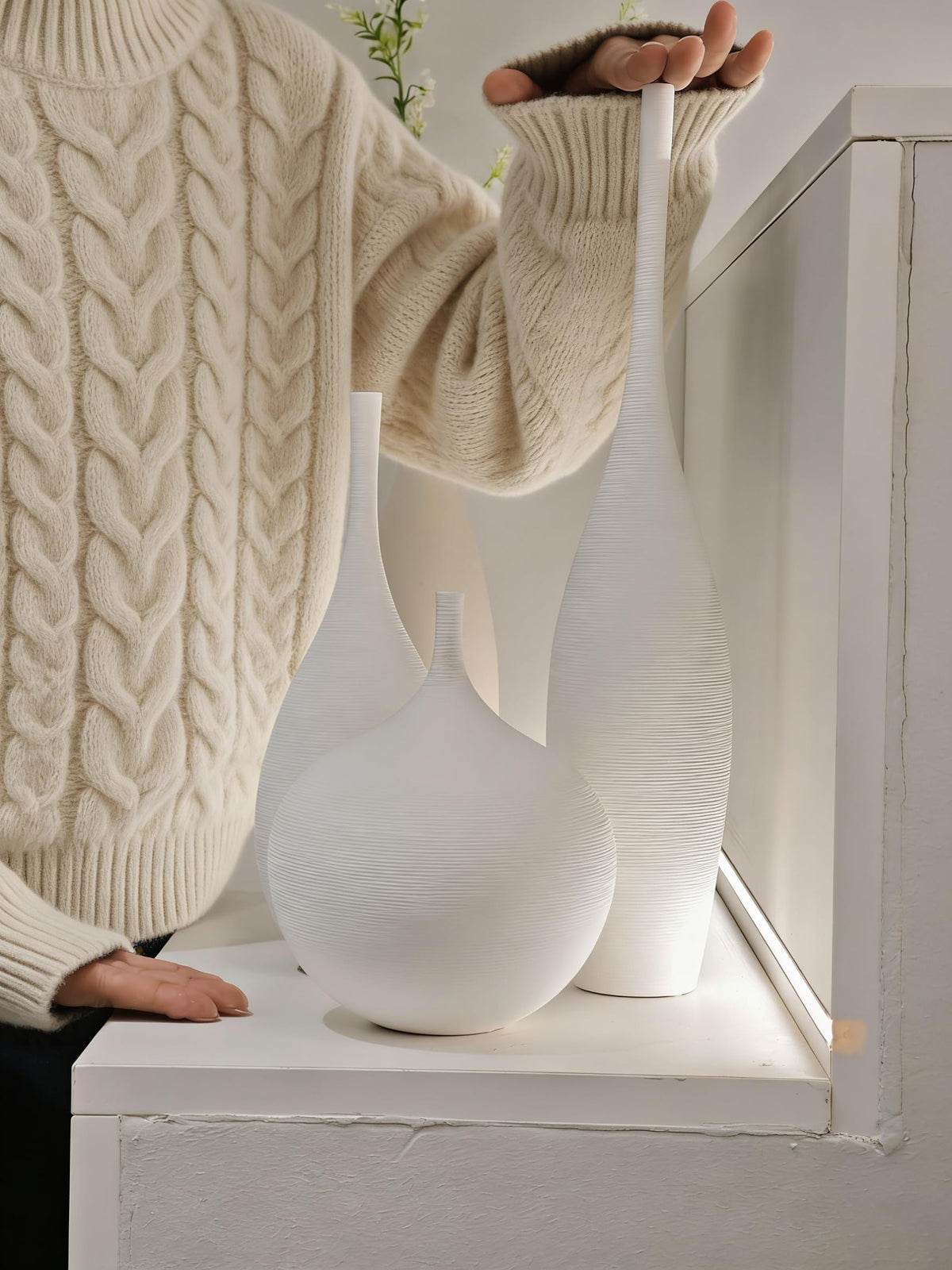 Gift-ready DecoVlog vase set with clean white aesthetic for weddings or anniversaries.
