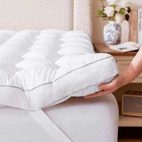 Decroom 3-inch memory foam topper close-up showing contouring support for pressure relief