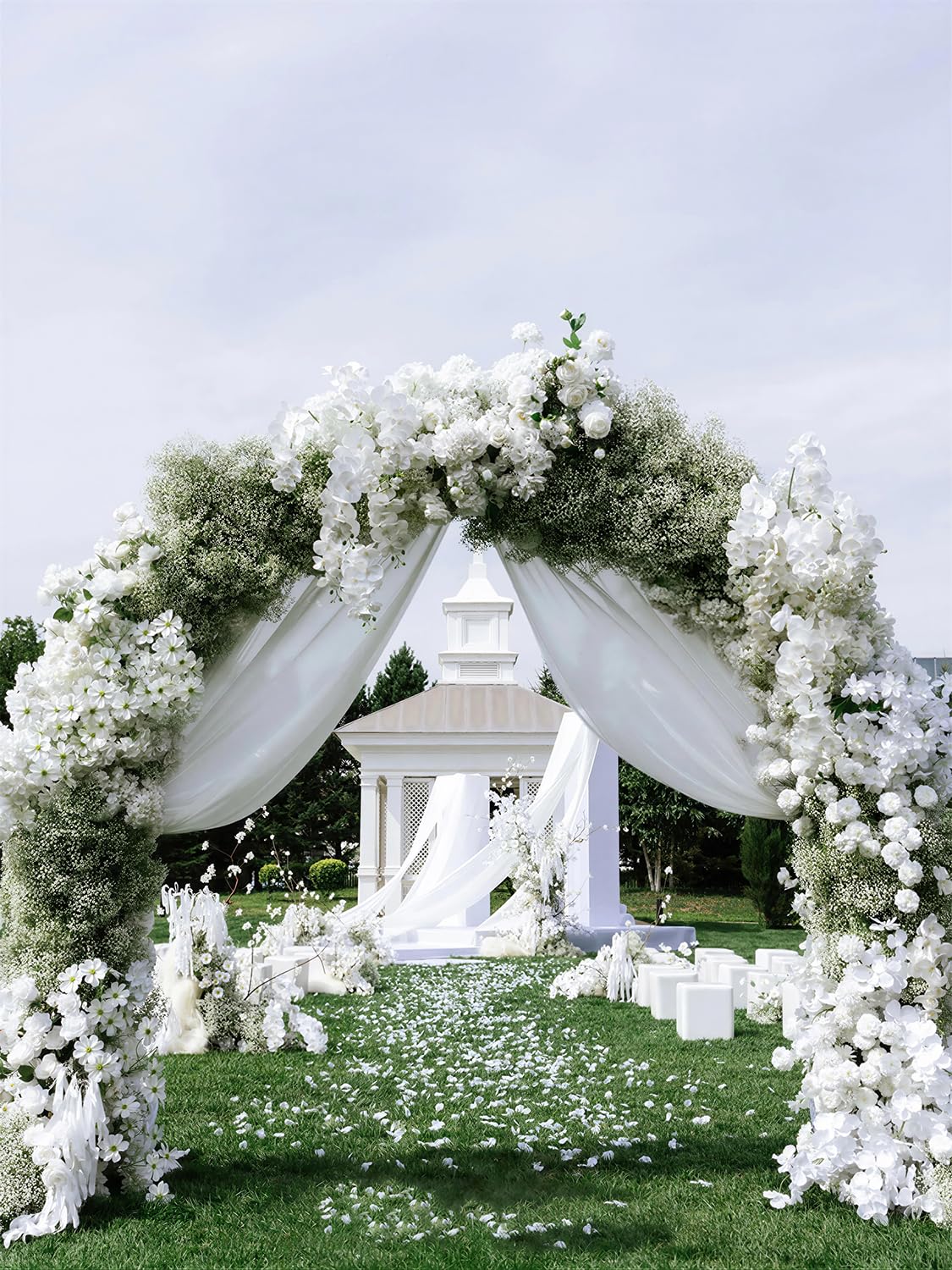 DEEMEI Babys Breath wedding centerpiece in a vase for romance.