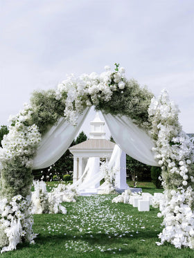 DEEMEI Babys Breath wedding centerpiece in a vase for romance.