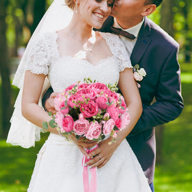 DEEMEI 11.8-inch peonies bouquet fits gracefully in most vases.