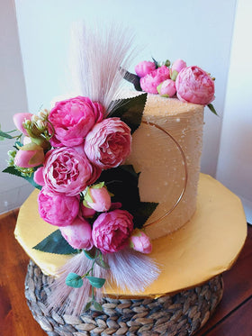 DEEMEI peonies-bouquet-with-eucalyptus-berries adds depth and realism to tables.